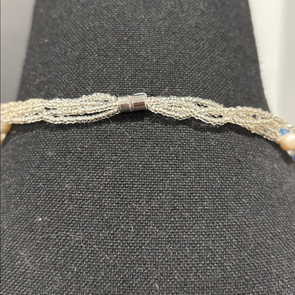 Magnetic closure necklace Pearl and Blue beads - Picture 3 of 3